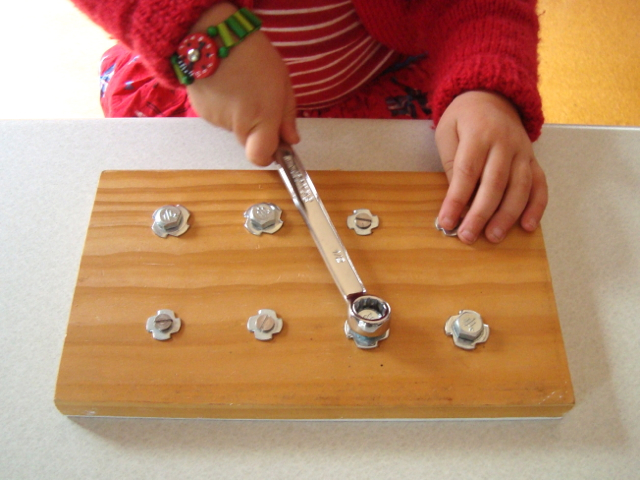 Unlock Your Child's Motor Skills with a Fun Montessori Activity: Screwing and Unscrewing Tiny Things (Necklaces, Bracelets, Earrings)